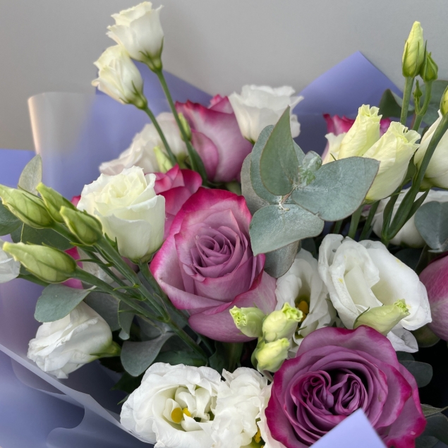 Букет "Лиловая дымка" из сиреневых роз и белых эустом