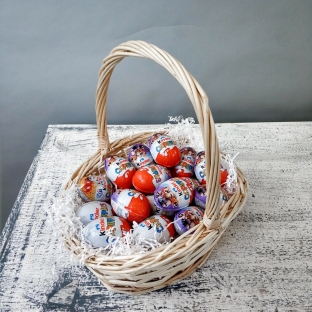 Корзина из киндер сюрпризов