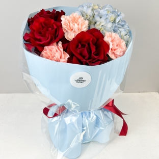 Маленькие радости - букет с гортензией и гвоздикой