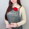 Красная гвоздика — стойкий и выразительный цветок