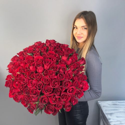 Рубиновая россыпь - 101 красная роза
