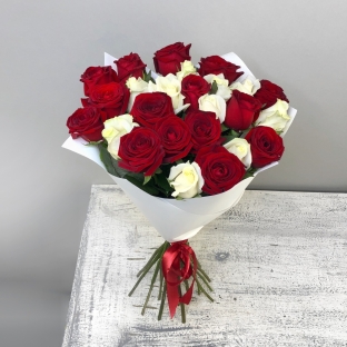 Микс красных и белых роз