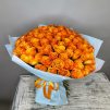 Золотой шар - 101 оранжевая роза