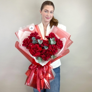 Купидон - сердце из роз