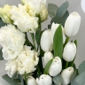 Нежное послание - букет из эустомы и тюльпанов