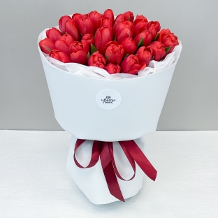 Эсмеральда - 35 красных тюльпанов